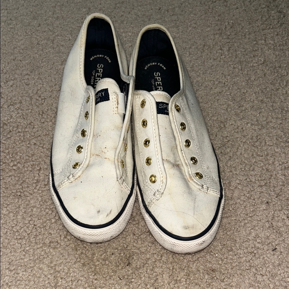 White Sneakers Sperry. Size 8.5. Needs laces.